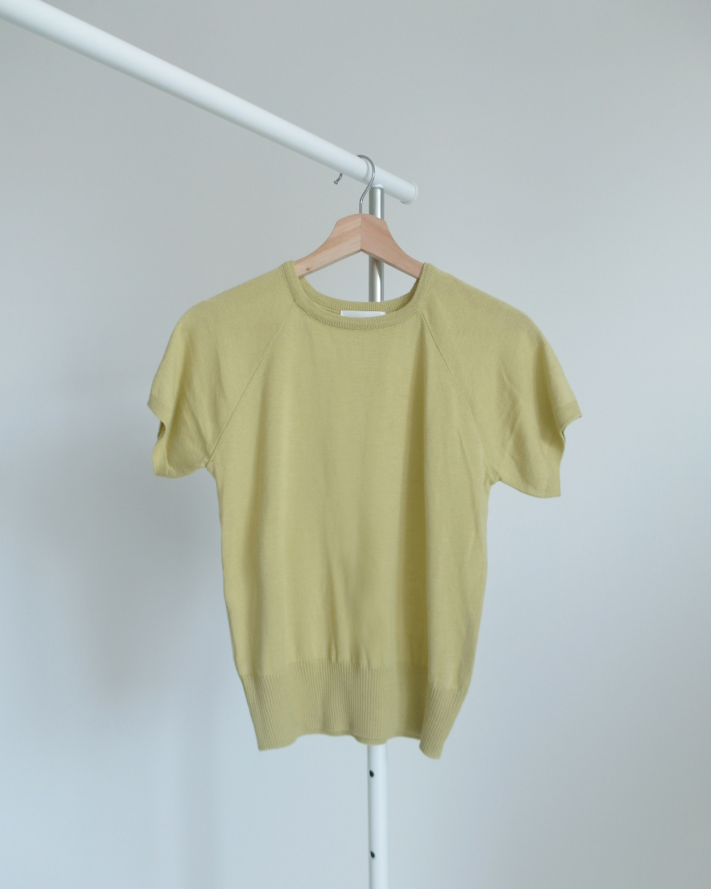 반팔 티셔츠 옐로우 색상 이미지-S2L66